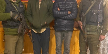 پولیس نے سری نگر میں 02 منشیات فروشوں کو گرفتار کیا۔  ممنوعہ مادہ، نقدی برآمد