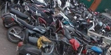 سری نگر میں ٹریفک پولیس کا کریک ڈاون جاری، پائین شہر میں درجنوں موٹر سائیکل ضبط