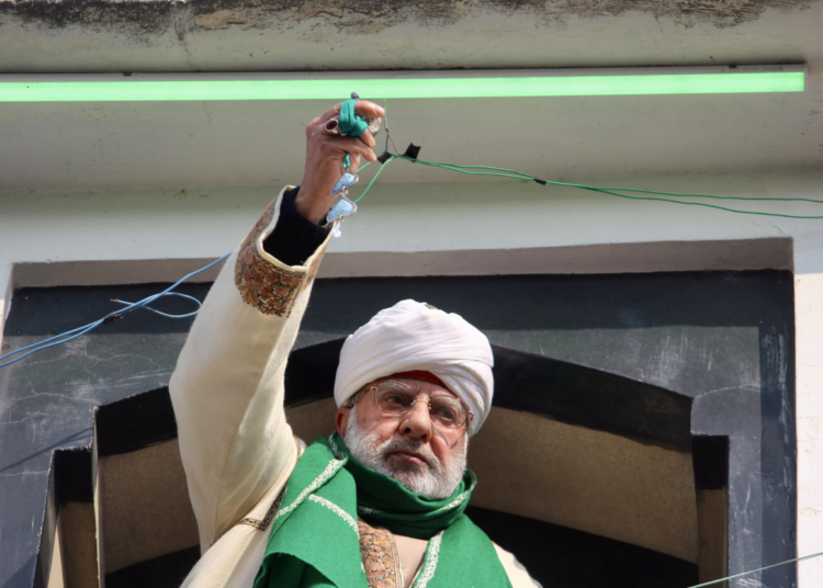 SRINAGAR, JAN 28 (UNI):- People having glimpse of the holy relic of Prophet Muhammad (SAW) being displayed by a priest at the revered Hazratbal Shrine on the occasion of the Shab-e-Meraj being celebrated with religious fervour across the Kashmir valley on Tuesday. UNI PHOTO-61U
