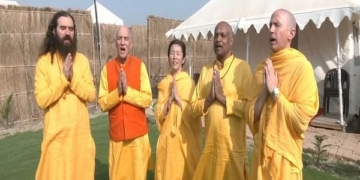 غیر ملکی سیاحوں  نےمہا کمبھ اور سناتن دھرم کی تعریف کی