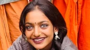 مہا کمبھ میلہ کی وائرل مونا لیسا کو آخر کار بالی ووڈ فلم کا آفر مل گیا