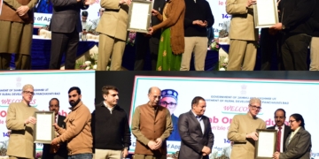 وزیر اعلیٰ عمر عبداللہ نے سکاسٹ جموں میں پنچایت سیکرٹریوں کو تقرری کے احکامات تقسیم کئے