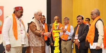 ایل جی سنہا نے حیدرآباد میں ساؤتھ انڈیا بی ایچ یو ایلومنائی میٹ سے خطاب کیا