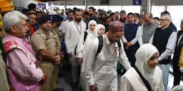 وزیر اعلیٰ عمر عبداللہ نے سری نگر ہوائی اَڈے سے عازمین حج کے پہلے قافلے کو روانہ کیا