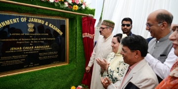 وزیر اعلیٰ عمر عبداللہ نے گاندربل میں ترقیاتی منصوبوں کا اِفتتاح کیا اور نئے کاموں کا سنگ بنیاد رکھا