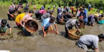 قاضی گنڈ کے پانزتھ ناگ میں صدیوں پرانی روایتی مچھلی پکڑنے کی سالانہ تقریب، سینکڑوں لوگوں کی شرکت