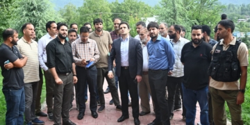 ڈپٹی کمشنر کولگام کا میونسپل کونسل دفتر کا دورہ، ٹاؤن ہال کی تجدید کاری کا لیا جائزہ، بروقت تکمیل کی ہدایت۔