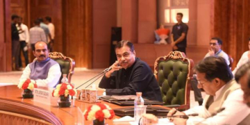 شہری  کنیکٹی ویٹی  میں بغیر رکاوٹ  آمد و رفت کے لیے حکومت رنگ روڈز اور بائی پاس کی تعمیر پر توجہ مرکوز کر رہی ہے۔ گڈکری